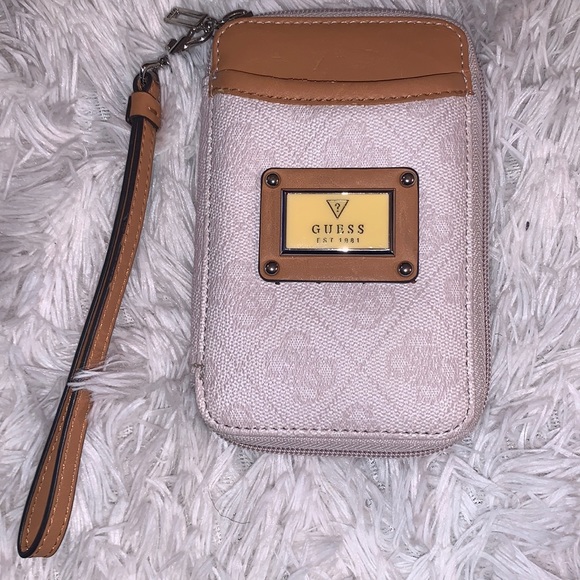 Guess Handbags - 💥GUESS WRISTLET💥